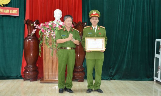 Đại tá Nguyễn Đức Dũng, Phó Giám đốc Công an tỉnh trao thưởng cho Công an huyện Nam Giang.