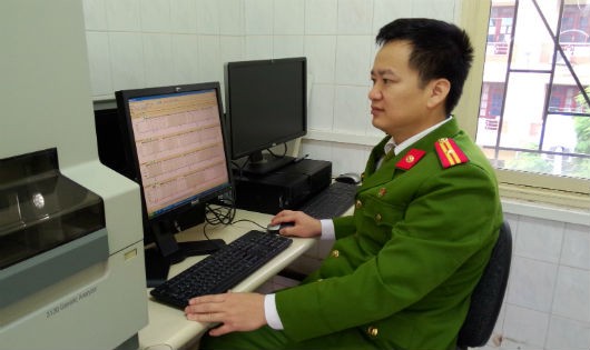 Thiếu tá Lê Viết Việt (Phó Giám đốc Trung tâm giám định sinh học pháp lý) đang phân tích kết quả trên máy giải trình tự gen trong một vụ giám định ADN