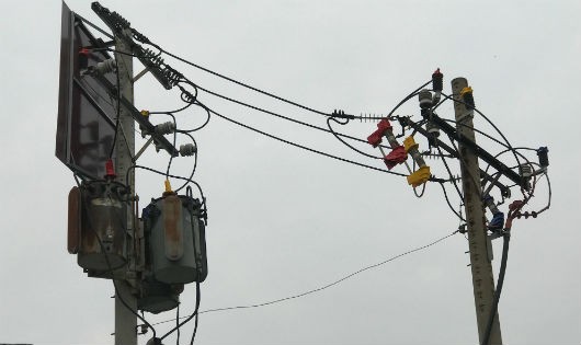 Những phụ kiện màu vàng, đỏ và đen được Điện lực lắp vào bảo vệ an toàn tại trạm điện Hac Long sau sự cố.