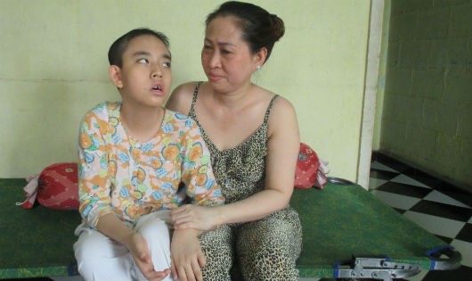 Dù đã 11 tuổi nhưng bé Thuận vẫn ngờ nghệch, đặt đâu ngồi đấy 