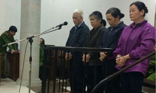 Các bị cáo trước vành móng ngựa, bị cáo Lưu Thị Din (thứ 2 bên trái)