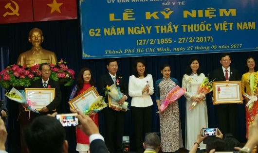 4 tập thể và cá nhân được tặng thưởng Huân chương lao động hạng ba. Ảnh: Võ Anh Tuấn.