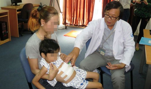 Bác sỹ Đào Trung Hiếu thăm khám cho bệnh nhi sau ca phẫu thuật