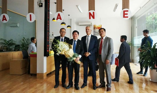 TGĐ AIA Việt Nam tặng hoa chúc mừng Giám đốc Văn phòng AIA NEO Đồng Tháp