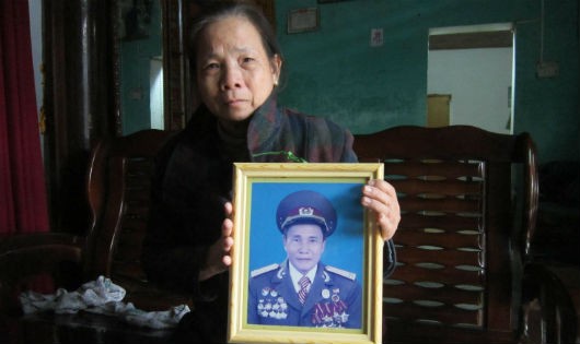 Người vợ bên di ảnh Trung tá Lê Xuân Tưởng