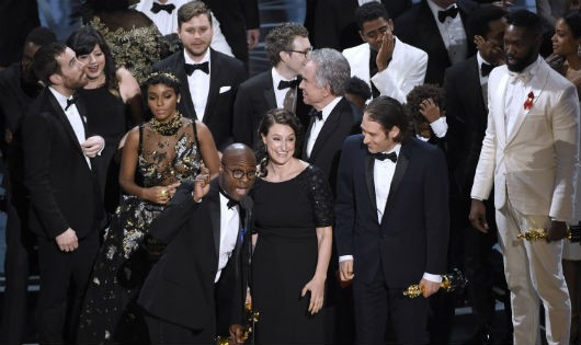 Đoàn làm phim Moonlight vỡ òa vì chiến thắng bất ngờ đoạt từ tay các nhà làm phim “La La Land”
