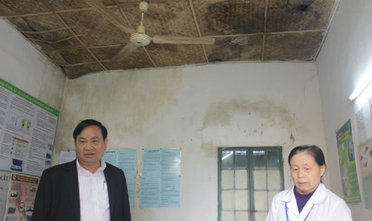 Phó Trạm trưởng Trạm y tế xã Hoa Sơn, Nguyễn Thị Bất dẫn ông Mai Trung Hà đến một phòng chức năng đã xuống cấp của trạm