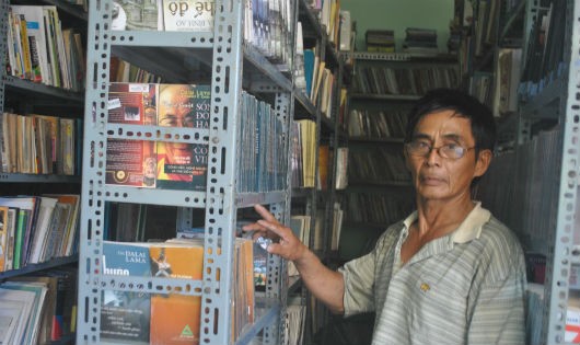 Ông Châu đang trông coi thư viện “Tình quê” ở thôn Chánh An.