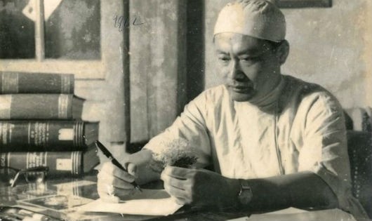 Bác sĩ Tôn Thất Tùng nghiên cứu trên bệnh phẩm gan khô (năm 1962)