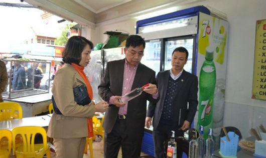 Đoàn kiểm tra lấy mẫu rượu để tiến hành test hàm lượng methanol tại một nhà hàng ở Đặng Tiến Đông, Thanh Liệt, Hà Nội