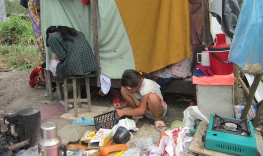 Căn lều rách nát nơi trú ngụ của gia đình nghèo khó