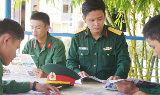 Đại úy Nguyễn Tùng Dân, Phó Bí thư Đoàn cơ sở Lữ đoàn 40 (Quân đoàn 3) đọc báo cùng bộ đội.