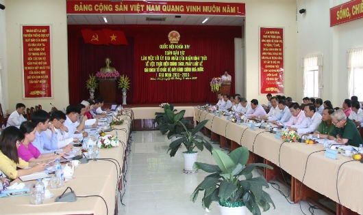 Quang cảnh buổi làm việc của Đoàn giám sát của Quốc hội tại quận Bình Thủy, TP Cần Thơ.
