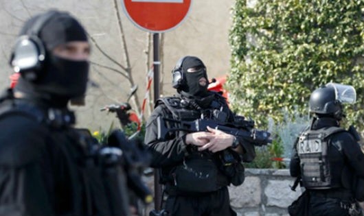 Cảnh sát Pháp có mặt tại hiện trường vụ xả súng