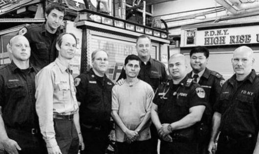 Anh Alcides Moreno (giữa) đang gặp gỡ các lính cứu hỏa tại Sở cứu hỏa New York, những người từng giải cứu anh thành công vào năm 2008 