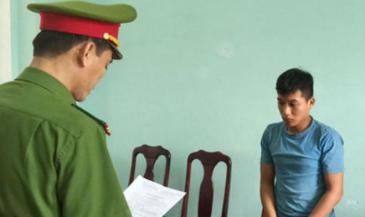 Cơ quan công an đọc lệnh bắt tạm giam đối với Phạm Văn Khanh - đối tượng chuyên hack nick Facebook để lừa đảo