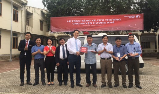 Maritime Bank trao tặng xe cứu thương cho huyện Hương Khê