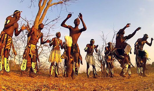 Thổ dân núi Nyanga trong một nghi lễ cúng thần linh nhằm trả lại người bị mất tích 
