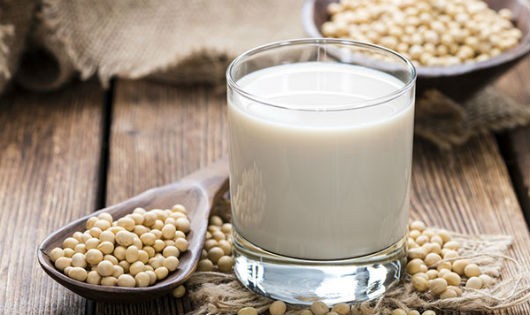 Uống sữa đậu nành có ảnh hưởng đến dậy thì của trẻ?