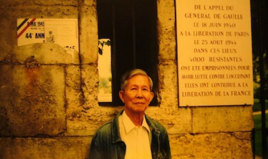 Trần Văn Giàu trước cổng nhà tù La Roquette, nơi ông bị giam năm 1930