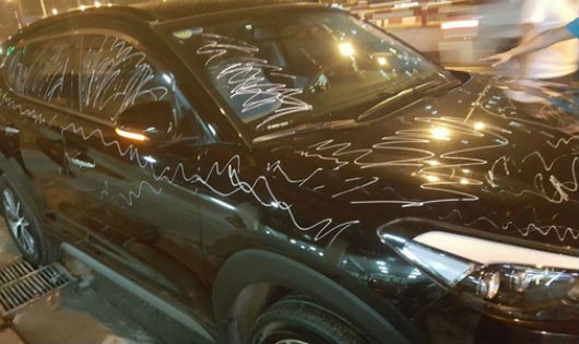 Chiếc ô tô bị chủ nhà vẽ chi chít bằng bút xóa
