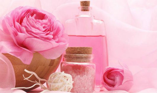 Công dụng tuyệt vời của nước hoa hồng – bạn đã thử?