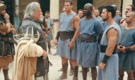  Nhà sản xuất Gladiator sử dụng một người đóng thế để hoàn tất những cảnh có mặt Oliver Reed (1938-1999) 