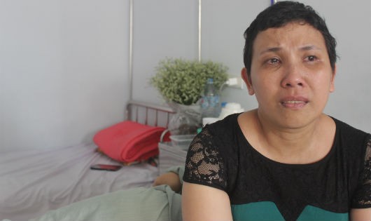 Chị Phạm Thị Cẩm Bào rơi nước mắt khi nhắc đến những ngày đã qua