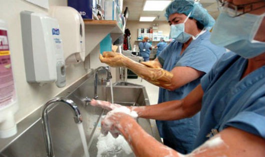 Rửa tay là cách đơn giản nhất để phòng nhiễm khuẩn bệnh viện .