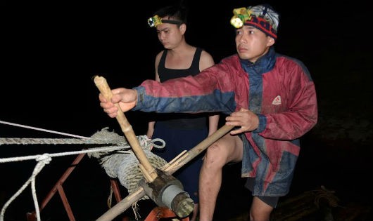 Các thầy kéo cá trên sông Đà