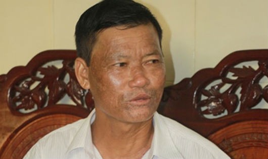 Lão ngư Bùi Văn Tẩn say sưa nói về cuốn “bí kíp” tọa độ của mình.