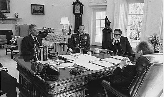 Martin, Ford, Weyand, Kissinger tại Phòng Bầu dục Nhà Trắng ngày 25/3/1975.