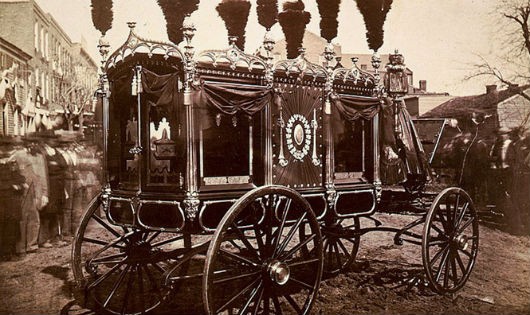 Cỗ xe đặc biệt được thiết kế ra để chở theo quan tài Abraham Lincoln nhân sự kiện rước quan tài vào năm 1865 