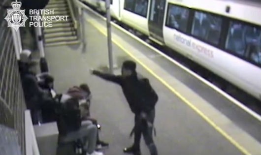 Ảnh chụp từ màn hình an ninh cho thấy cảnh tên du đãng 17 tuổi Alexander Bassey đang xịt axit vào 5 thiếu niên nam tại nhà ga Ockendon 