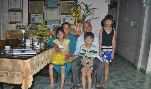 Gần 35 năm qua, vợ chồng ông Phương cưu mang hàng chục đứa trẻ mồ côi