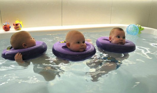 Baby float là thủy liệu pháp rất tốt cho trẻ sơ sinh. Ảnh: Mercury Press & Media.