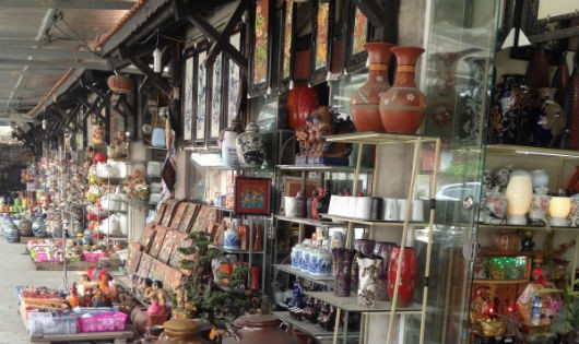 Một góc những sản phẩm gốm sứ tại làng cổ Bát Tràng.