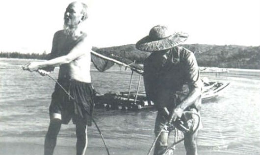 Bác Hồ kéo lưới với ngư dân Sầm Sơn, Thanh Hóa ngày 17/7/1960. Ảnh tư liệu