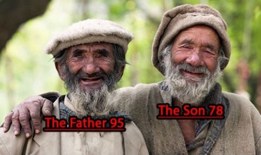  Hình ảnh hai cha con bộ lạc Hunza, cha 95 và con 78 tuổi.