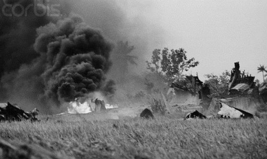 Cột khói đen bốc lên từ nơi C5A rơi tại một cánh đồng gần sân bay Tân Sơn Nhất vào ngày 4/4/1975