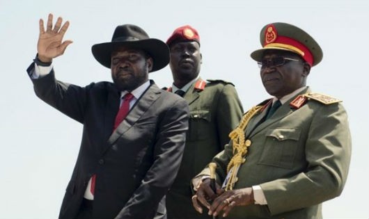 Tổng thống Salva Kiir (trái) thay Tổng tham mưu trưởng quân đội Tướng Paul Malong (phải).