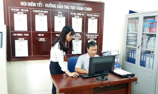 Cán bộ Tư pháp hộ tịch phường Ngọc Khánh – Ba Đình, Hà Nội hướng dẫn người dân đăng ký hồ sơ trực tuyến.