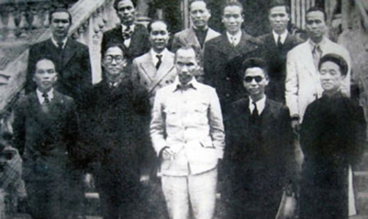 Bộ trưởng Vũ Đình Hòe (hàng đầu, thứ 2 từ trái qua) trong Chính phủ lâm thời (28.8.1945) - Ảnh tư liệu