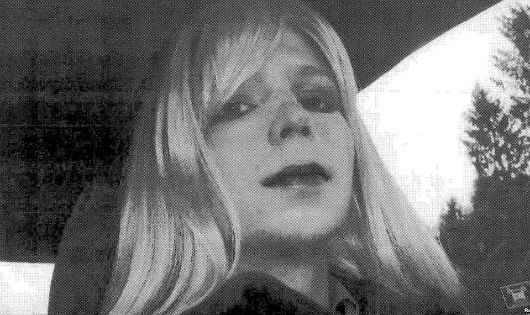 Chelsea Manning (tên cũ là Bradley Manning) được chụp ảnh ăn mặc như một phụ nữ năm 2010