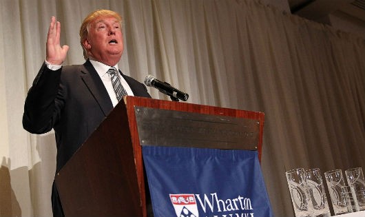 Donald Trump phát biểu trong bữa tiệc vinh danh tại Trường Kinh doanh Wharton năm 2014 (ảnh của Getty)
