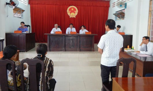Hội đồng xét xử tòa án nhân dân huyện Giồng Riềng tuyên bác bỏ yêu cầu khởi kiện của nguyên đơn.