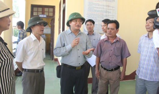 Phó Chủ tịch UBND tỉnh Quảng Bình Lê Minh Ngân (thứ 3 trái sang) kiểm tra công tác bồi thường sự cố môi trường biển.