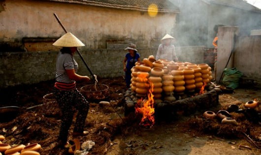 Với những người làm nghề nồi đất ở Trù Sơn, công đoạn nung gốm là cực nhọc, vất vả nhất.