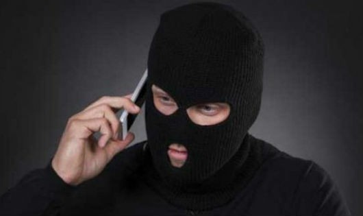Cần cảnh giác với tội phạm giả danh công an lừa đảo qua điện thoại.