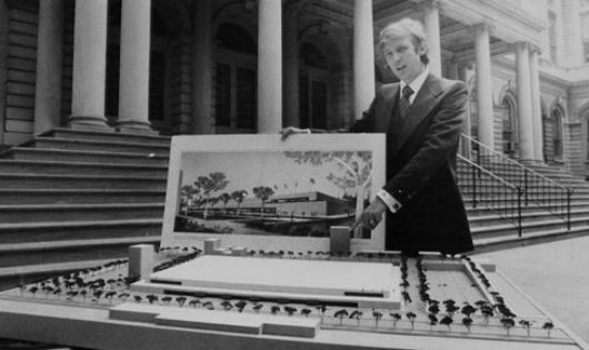 Donald Trump (ngoài cùng bên trái) giới thiệu bản thiết kế khách sạn Grand Hyatt ngày 28/6/1978 (Ảnh: AP)